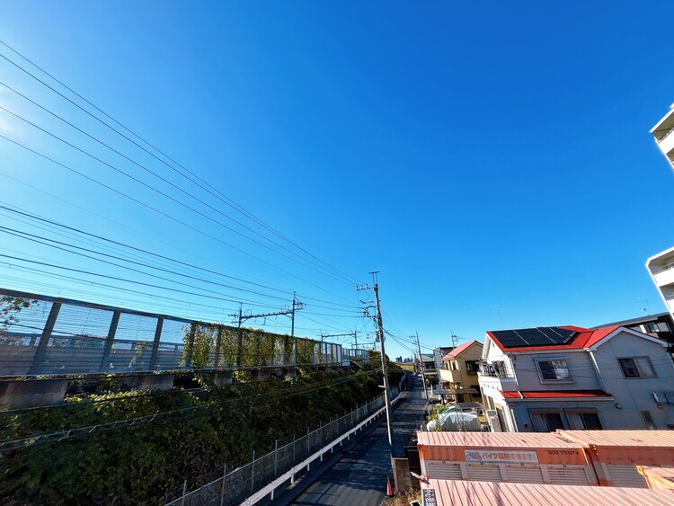 バルコニー 窓を開けると広がる青空。心をリフレッシュして日々を過ごしていきましょう。