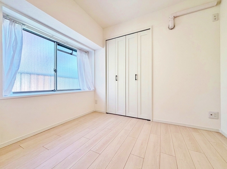 寝室 ベッドも十分に設置するスペースがあります。