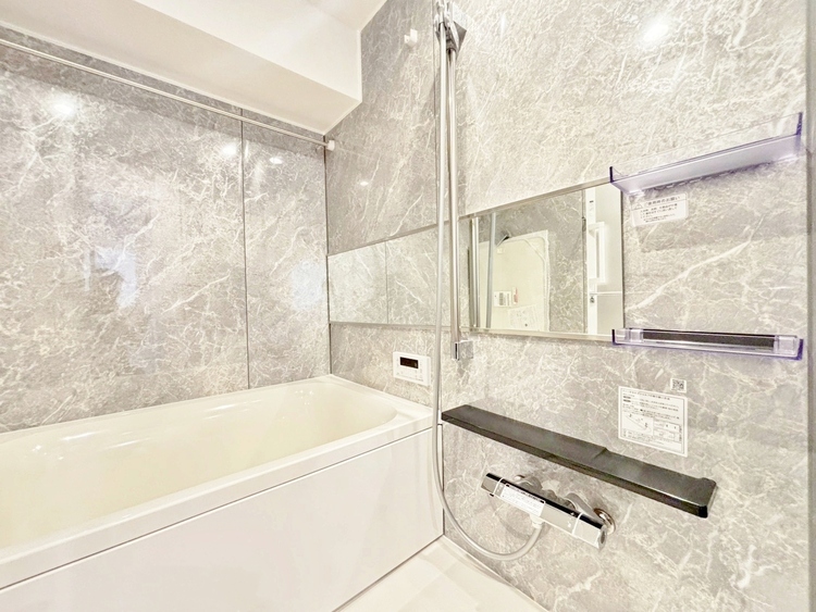 風呂 一日の疲れを癒すバスルームは、心地よいリラックスを叶える清潔感溢れる空間です。