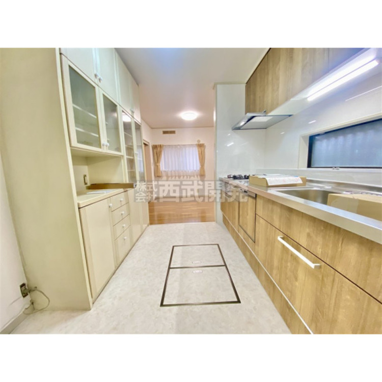 キッチン キッチンの後方には、食器入れとキッチン収納付。物が多くなりがちなキッチンもすっきり収納可能。