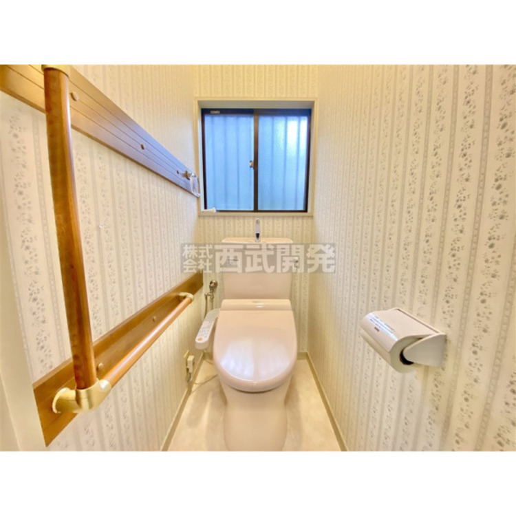 トイレ トイレについた小窓は換気に役立ちます。その他暗くなりがちな空間も明るくなりますよ。