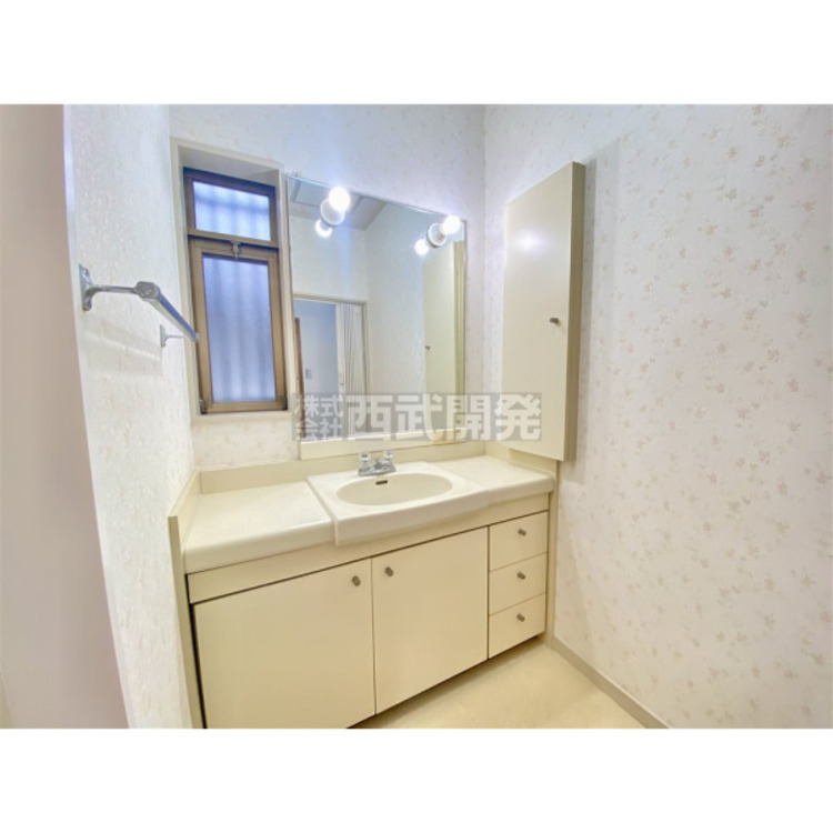 洗面 大きな鏡が付いた洗面化粧台です。