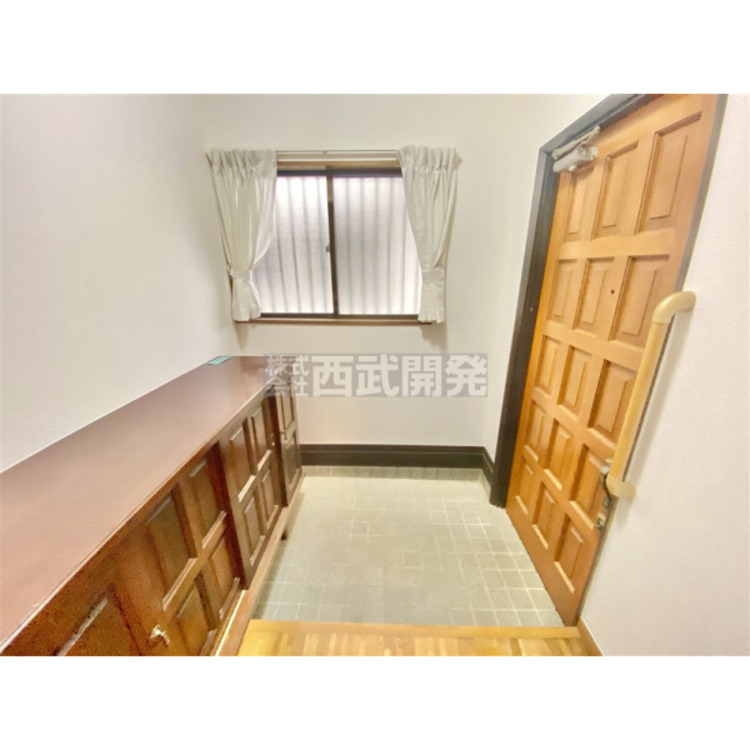 玄関 ゆとりのある玄関で、大人数の来客でも困らない広さが特徴です。