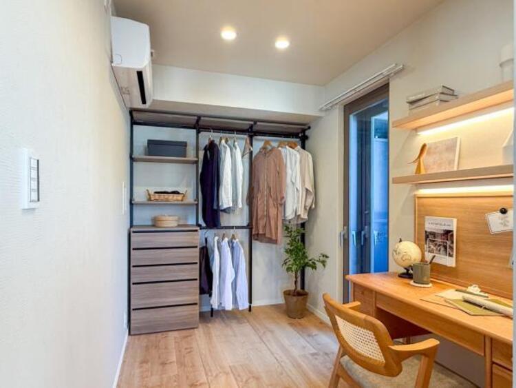 内装 【家具・小物は販売価格に含まれません】独立性を高めたお部屋。収納スペースもあります。