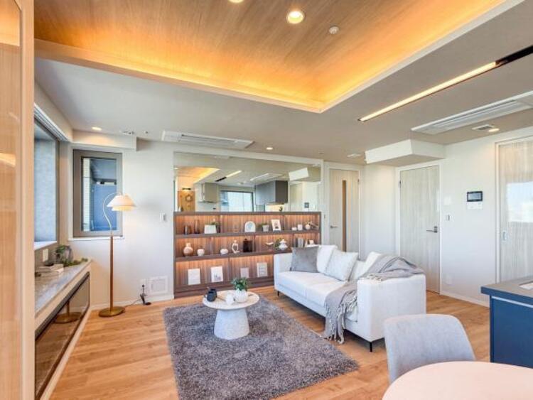 居間 【家具・小物は販売価格に含まれません】ゆったりとしたリビングです。明るさと風が入る窓配置が安らげる空間を演出します。