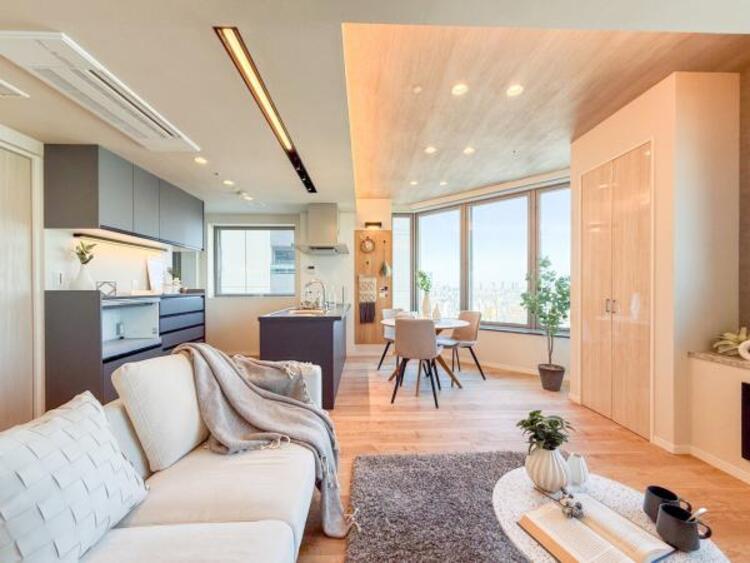 居間 【家具・小物は販売価格に含まれません】家族の暮らしを足元からポカポカと暖めてくれる床暖房。エアコンとは異なり、お部屋そのものが暖まるような感覚です。身体だけではなく、ご家族の心まで温めてくれる設備です。