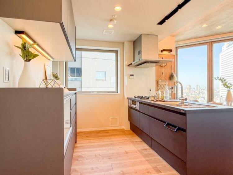 キッチン 広々としたキッチンスペース。食洗機、ディスポーザー付のキッチンは料理が捗ります。カップボード収納もあります。