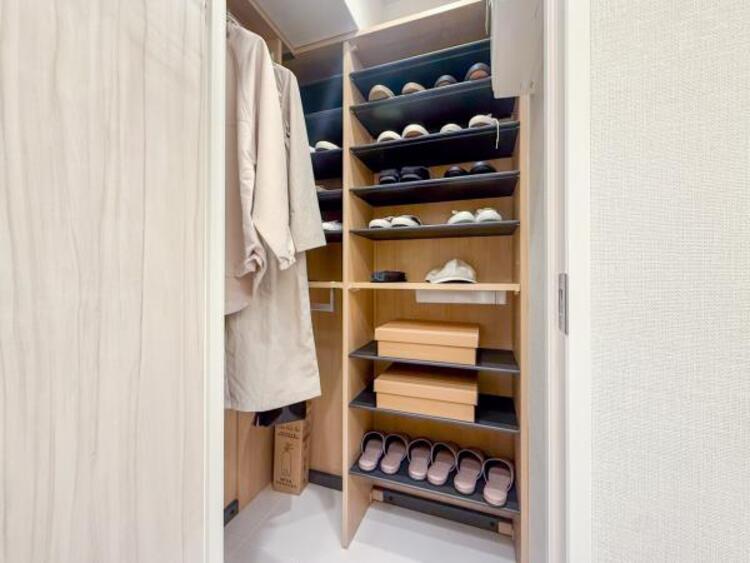 収納 【家具・小物は販売価格に含まれません】玄関にある大きな収納は、靴だけでなく、洋服、小物何でも収納できます。