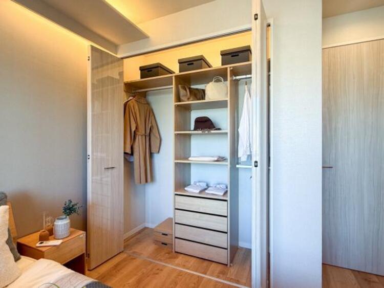 収納 【家具・小物は販売価格に含まれません】クローゼットは棚やハンガーパイプが付いており、スーツや上着などが収納可能です。