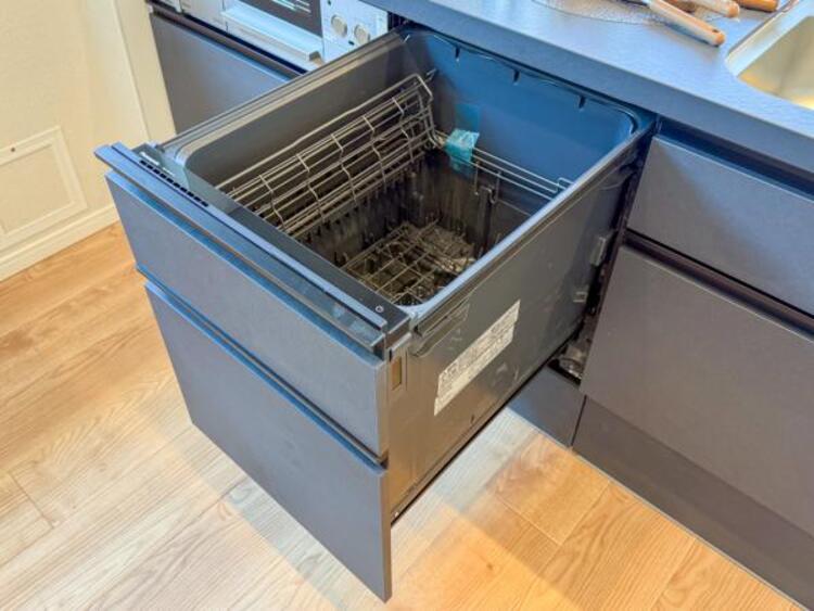 設備 食器洗浄乾燥機　食器の後片付けに便利な食器洗浄乾燥機を標準装備。ビルトインタイプなので見た目もスッキリ、特に共働き世帯のご家族には必須品です。