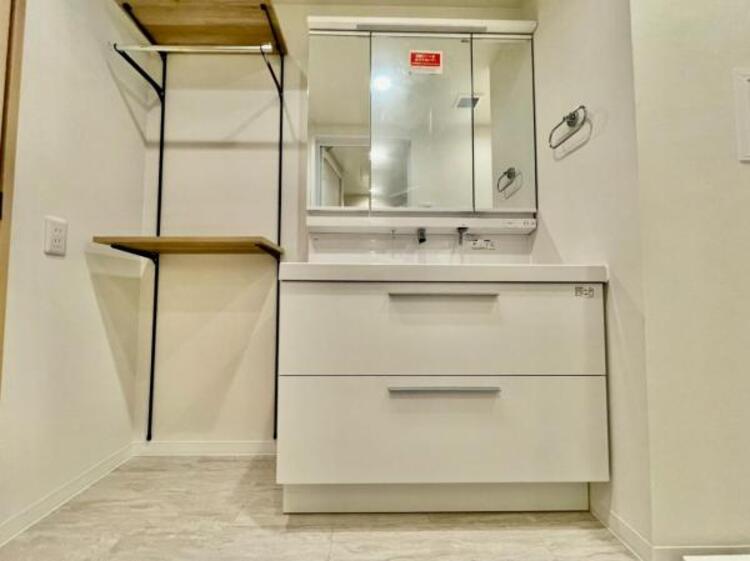 洗面 シンプルで清潔感のある洗面所で、毎日の生活が快適に。