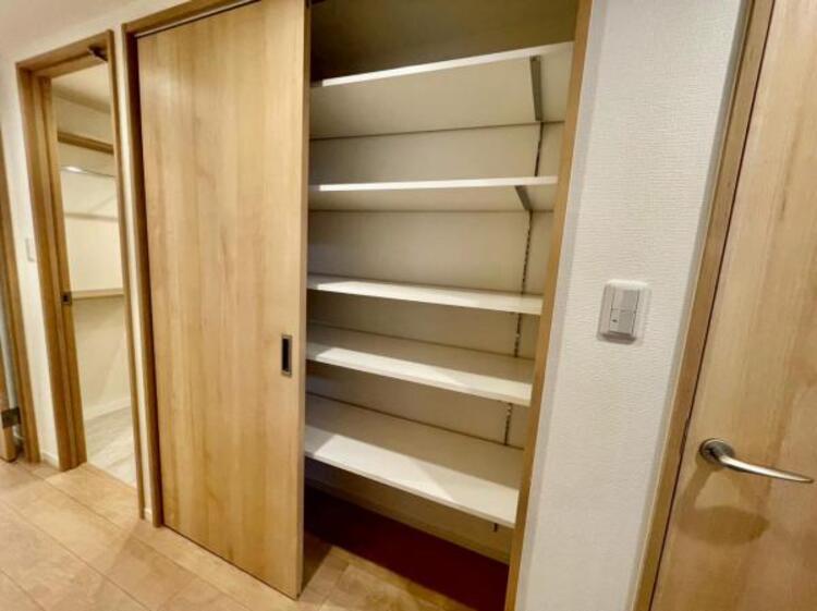 収納 廊下部分にも豊富な収納スペースがございます。