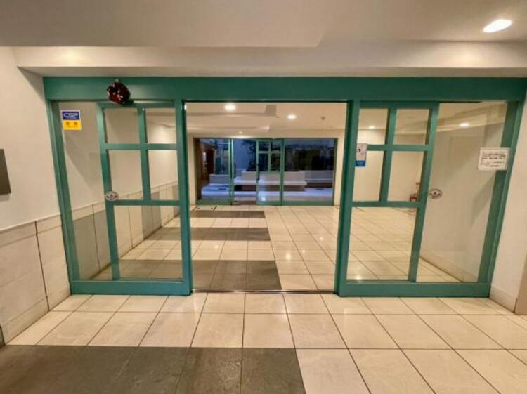 エントランス 優雅さも感じられる重厚で高級感のあるエントランスです。