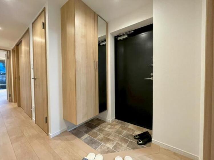 その他 シンプルで落ち着いたデザインの玄関が魅力です。