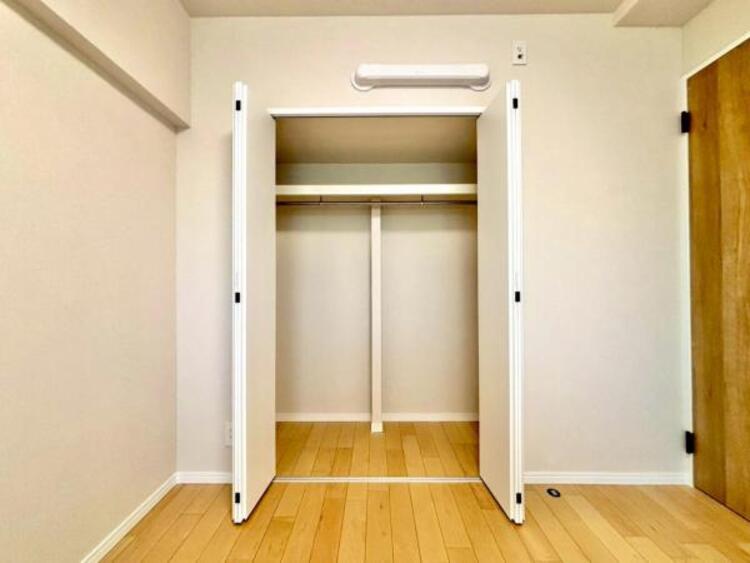 収納 ベッドルームにも空間を上手く利用し、クローゼットを設置。クローゼットを有効活用すれば、生活空間をより上質なものにしてくれるでしょう。ベッドルームも綺麗に保てます。