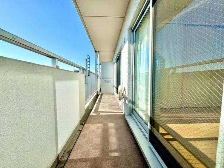 バルコニー 休日のふとした時間にお茶をしたり、読書をしたり…。東から西に沈むまで太陽を味方に洗濯物だって干せます。1階に庭がなくても、人目を気にせずにガーデニングが楽しめます。