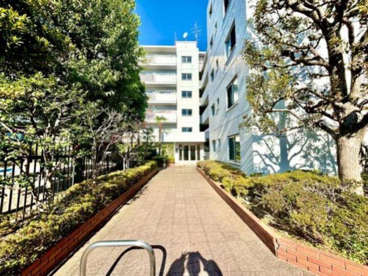 エントランス 外と内をつなぐエントランスは、まさに顔となる場所。シンプルながらも格調高い雰囲気を漂わせて上質な空間を作り出します。満ち足りたプライベートシーンへと誘う気品がありますね。