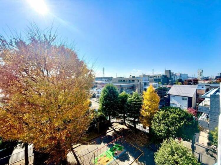 その他 青いキャンパスに描かれた未来。この街に移り住み、この街で過ごす私たちの未来は、きっとこの雲のようにいろいろな形の幸せへと変わり、溢れるほど運んで来てくれることでしょう。