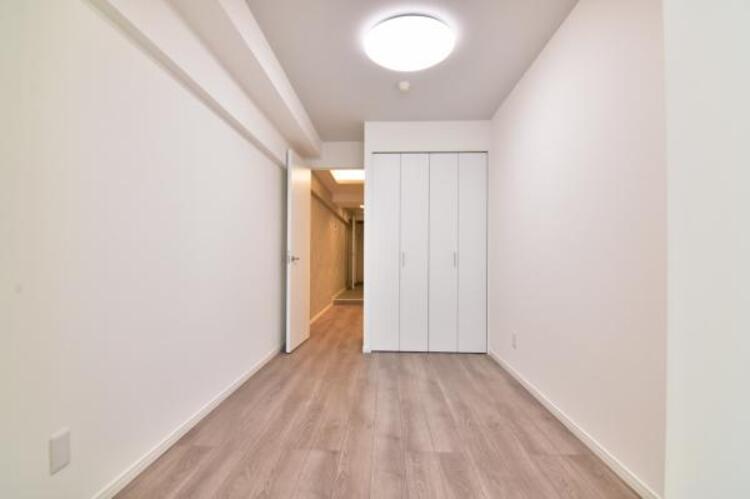 内装 季節のお洋服などの保管が可能な収納スペースを設けております。居室内に余計な収納を置く必要がないため、家具を置くスペースを広く確保できます。