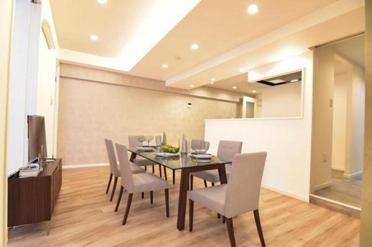 居間 リビング（配置してある家具はCGによるイメージです。）くつろげるリビングは話に夢中になりすぎて時間を忘れてしまう。そんな束の間の幸せを感じられる空間です。