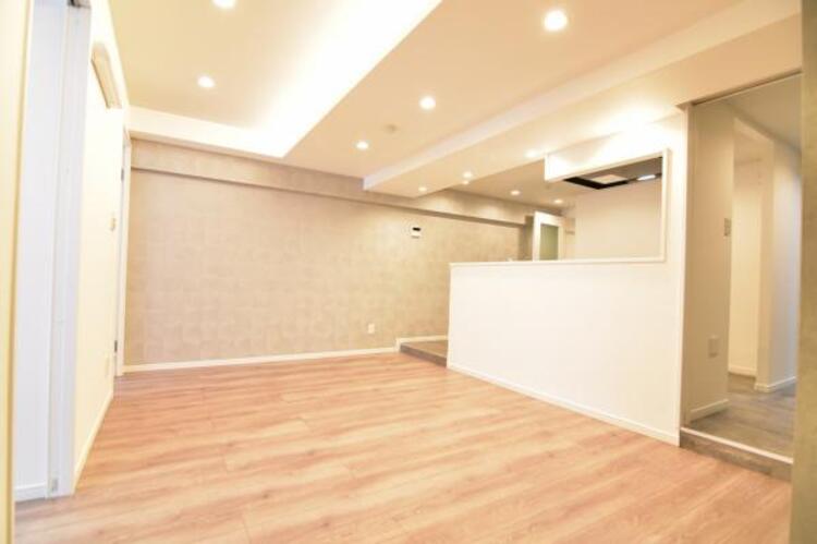 居間 落ち着きのあるリビングです。お友達が遊びに来た時にも使えますし、ちょっと疲れた時にお昼寝できるのも嬉しいですね。