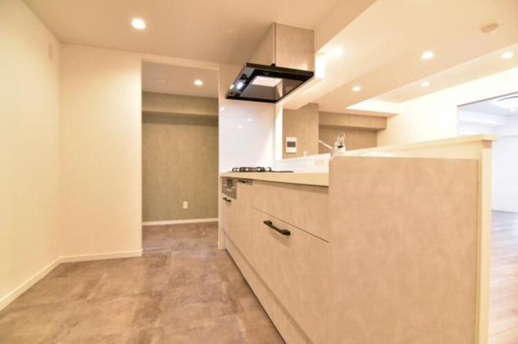 キッチン お気に入りのこの場所。いつもと変わらない週末のひととき。なんでもない朝の会話さえもとっておきの時間になります。