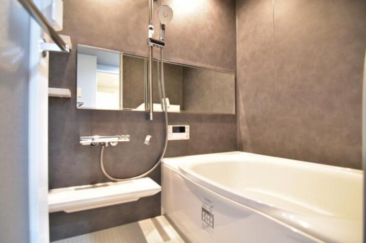 風呂 高級感を演出する内装の浴室は、心休まるくつろぎのスペースにも癒しのスペースにもなる空間です。