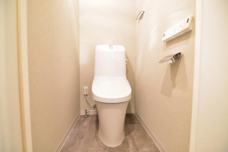 トイレ 毎日使う場所だからこそ、使い勝手を考慮しました。白を基調に、飽きのこない空間は質感豊かな仕上がりとなっております。