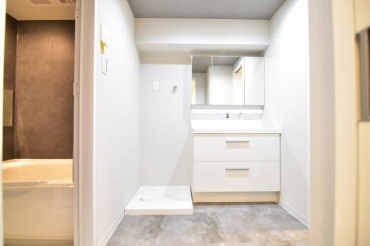 洗面 清潔感のあるワイドな洗面台は収納力もあり、いつでもすっきりとした洗面室に。