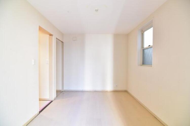 内装 誰もが好みで飾れるシンプルな室内に仕上げてあります。大型の収納もございます。