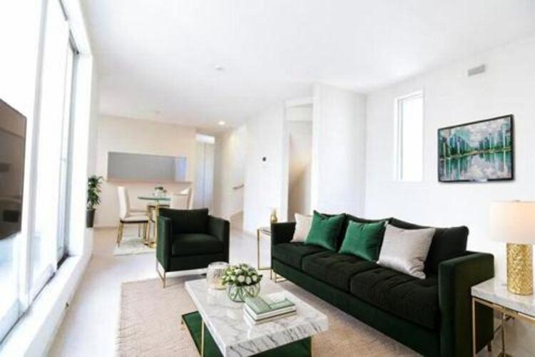 居間 リビング（配置してある家具はCGによるイメージです）ソファーやダイニングテーブルを置いてもゆとりのある広々リビングです。ご家族みなさんで寛げる空間をぜひ現地で体感してみてください。