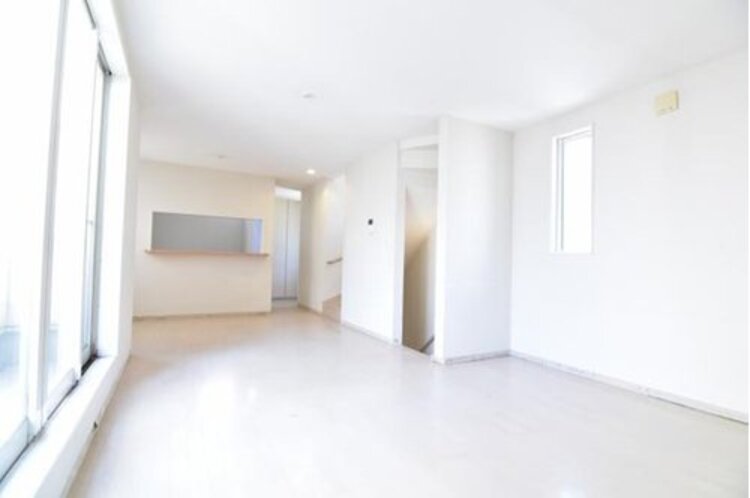 居間 ゆとりあるキッチンスペースを備えるリビングは家族が1番くつろげる癒しの空間。動線を繋ぐリビングin階段で開放的な室内に挨拶の声が元気に響きます。