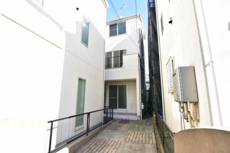 外観 爽やかな青空の下に贅沢なほどに降り注ぐ陽光、豊かな居住性とクオリティが見事に調和した住空間は住まうことの喜びを感じさせてくれます。