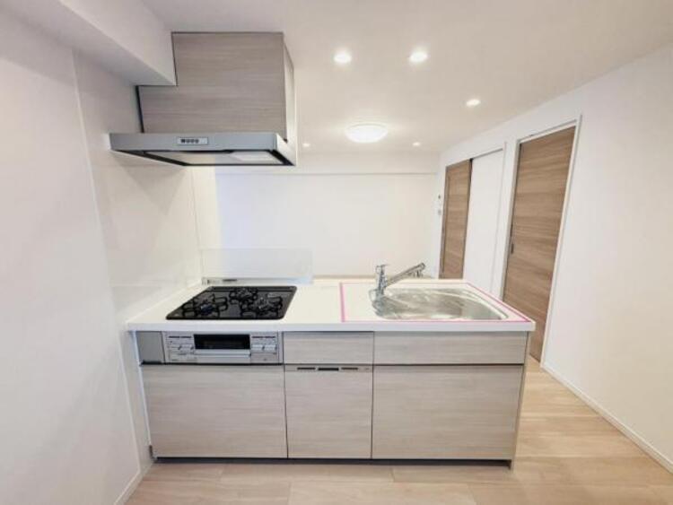 設備 対面式システムキッチン　キッチンはご家族との会話が楽しめる対面式タイプを採用。リビングで遊ぶお子様の様子をうかがいながらお料理もできます。