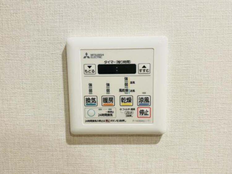 設備 浴室換気乾燥機　浴室には浴室換気乾燥機を設置。雨天時も洗濯物を干すことができます。さらに冬場は脱衣所や浴室の暖房代わりとなり、ヒートショックなどの抑制が期待できます。
