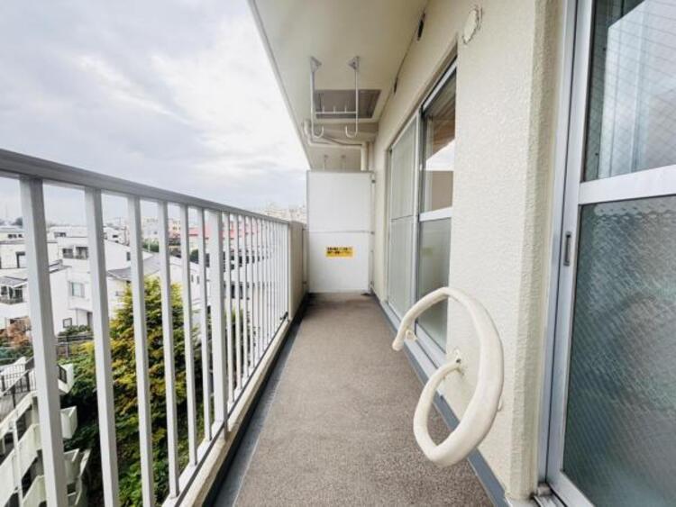 バルコニー 使い易いバルコニー。やわらかな陽射し・心地よい風。どこまでも広がる空の下、限りない開放感を味わえる空間です。 