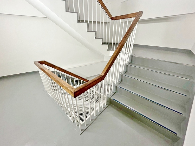 その他 共用部の階段です。明るく清潔に管理されています。