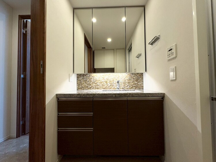 その他 清潔感を感じられる洗面化粧台。