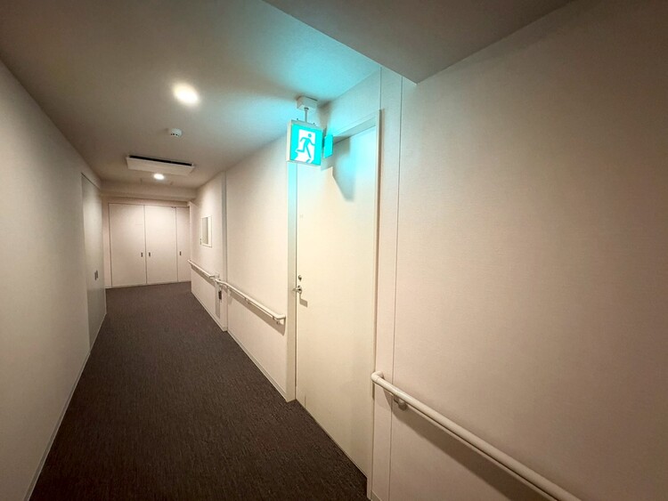 その他 共用部の階段です。明るく清潔に管理されています。