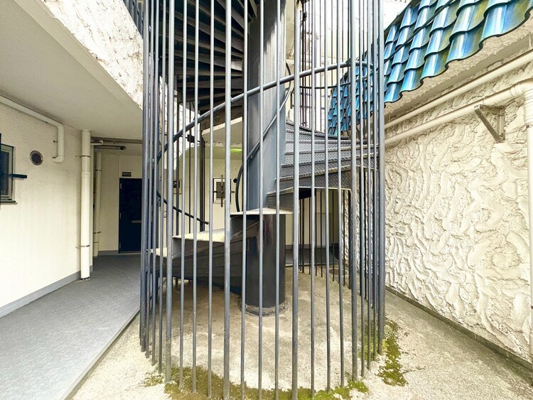 その他 共用部の階段です。明るく清潔に管理されています。