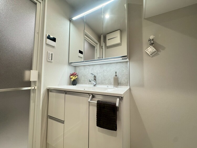 その他 清潔感を感じられる洗面化粧台。