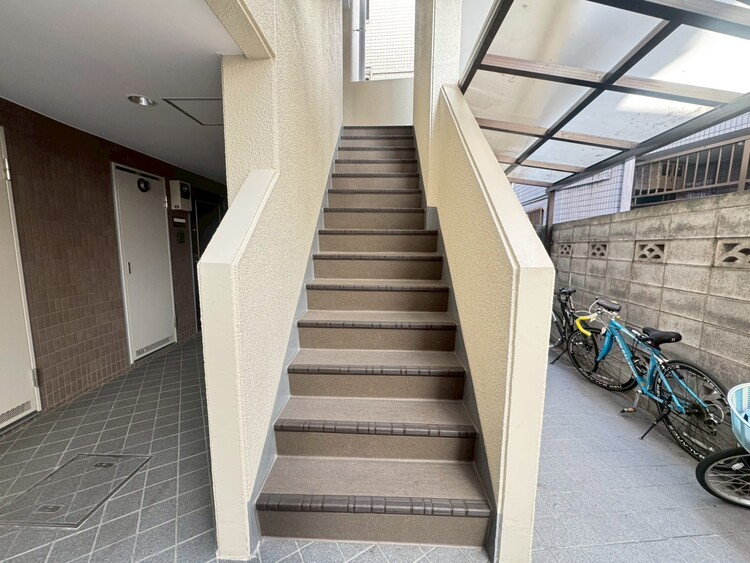 その他 共用部の階段です。明るく清潔に管理されています。