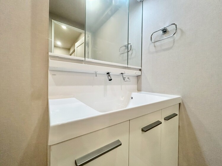 その他 清潔感を感じられる洗面化粧台。