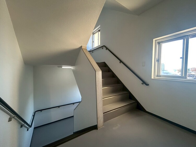 その他 共用部の階段です。明るく清潔に管理されています。