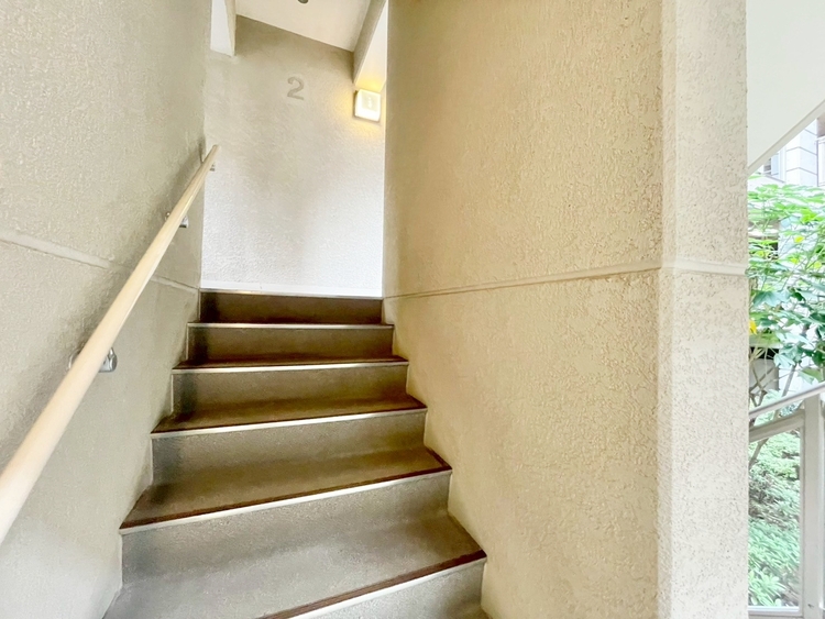 その他 共用部の階段です。明るく清潔に管理されています。