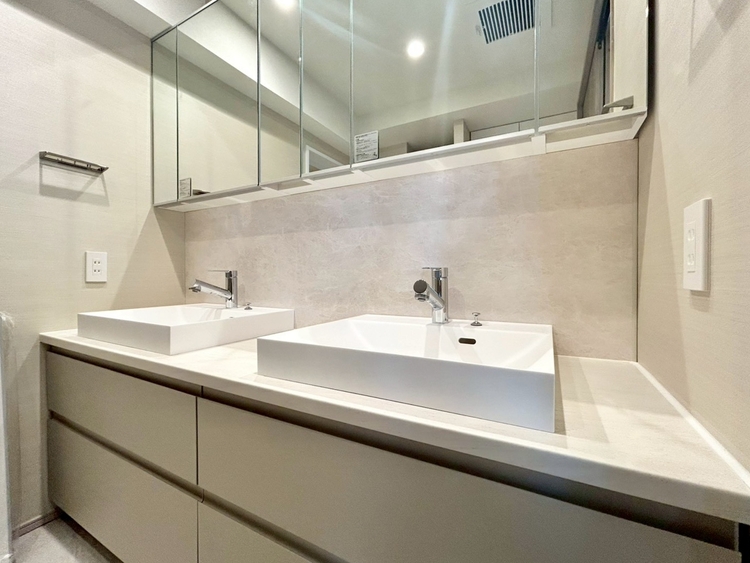 その他 清潔感を感じられる洗面化粧台。