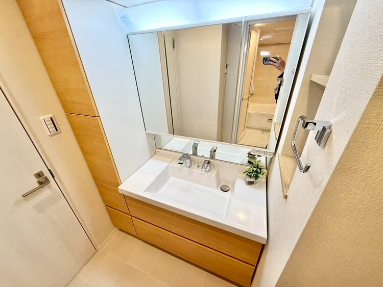 その他 清潔感を感じられる洗面化粧台。