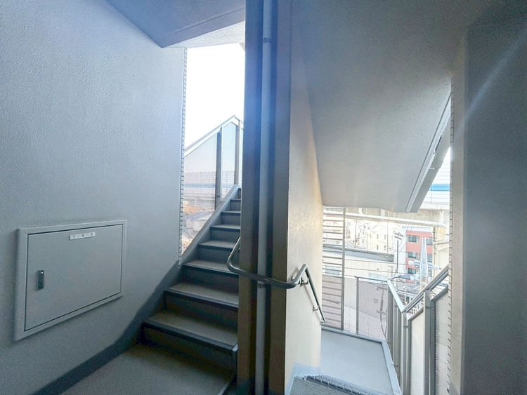 その他 共用部の階段です。明るく清潔に管理されています。