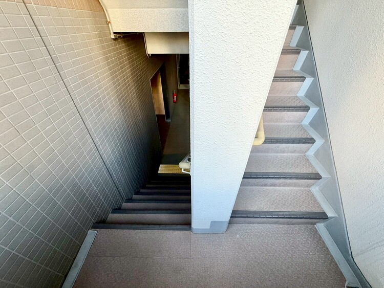 その他 共用部の階段です。明るく清潔に管理されています。