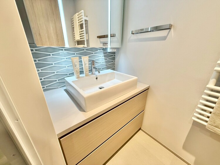 その他 清潔感を感じられる洗面化粧台。